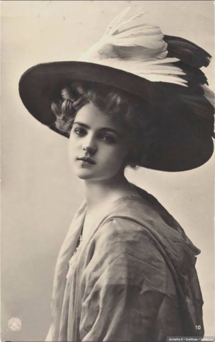 Шляпки и муфты с декором из перьев