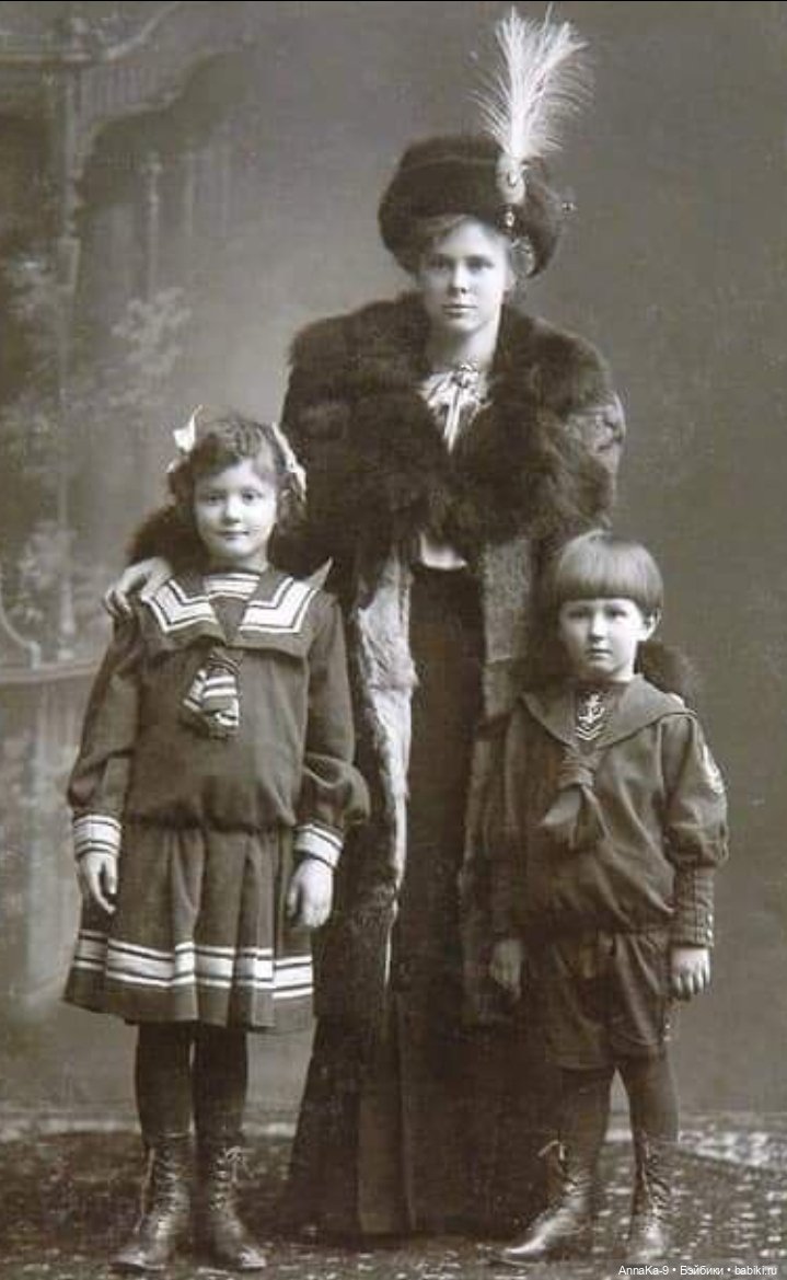 Шляпки и муфты с декором из перьев