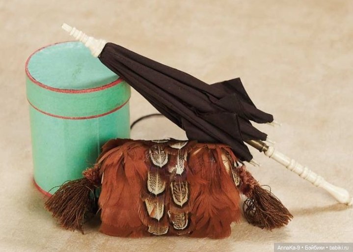 Шляпки и муфты с декором из перьев (фото 4)