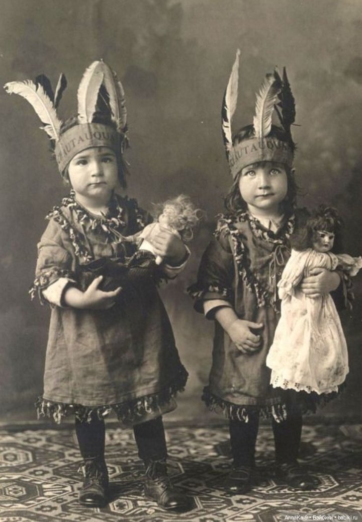 Шляпки и муфты с декором из перьев