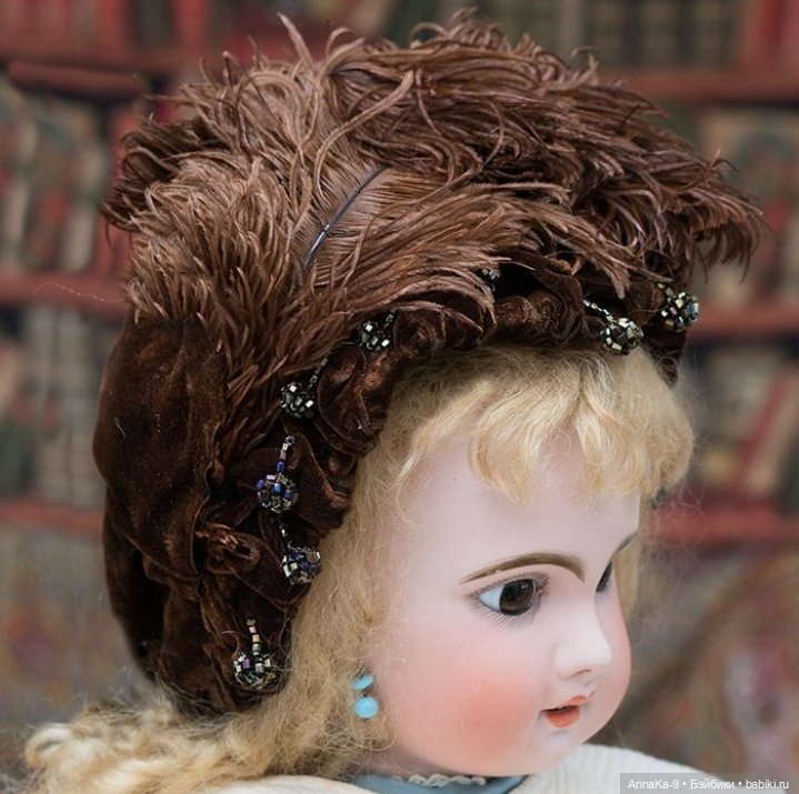 Шляпки и муфты с декором из перьев (фото 8)