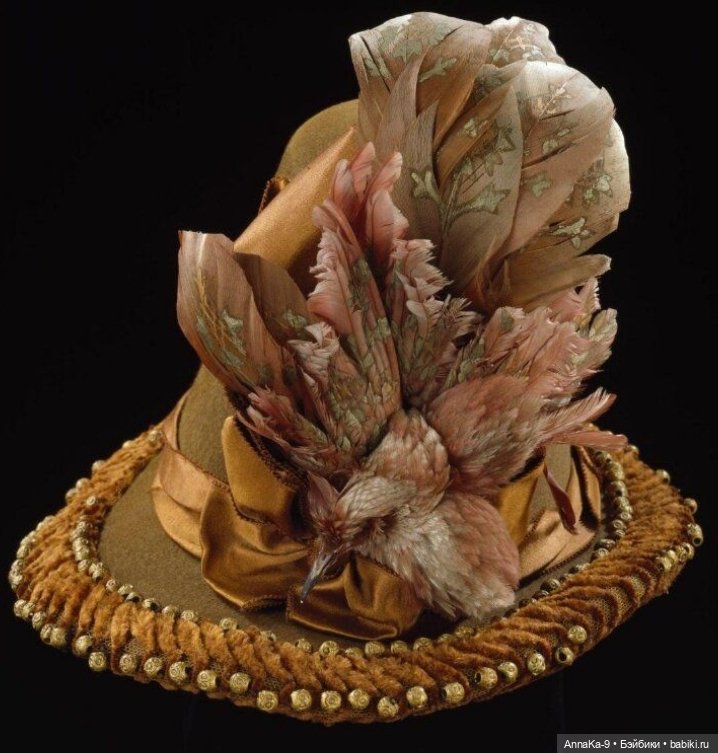 Шляпки и муфты с декором из перьев