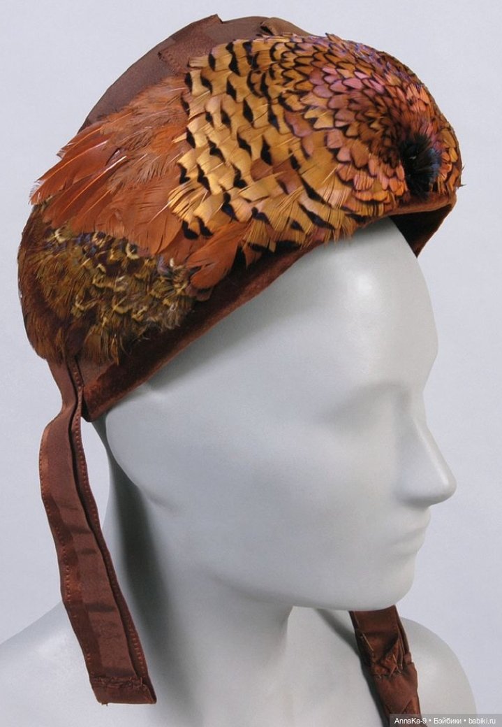 Шляпки и муфты с декором из перьев