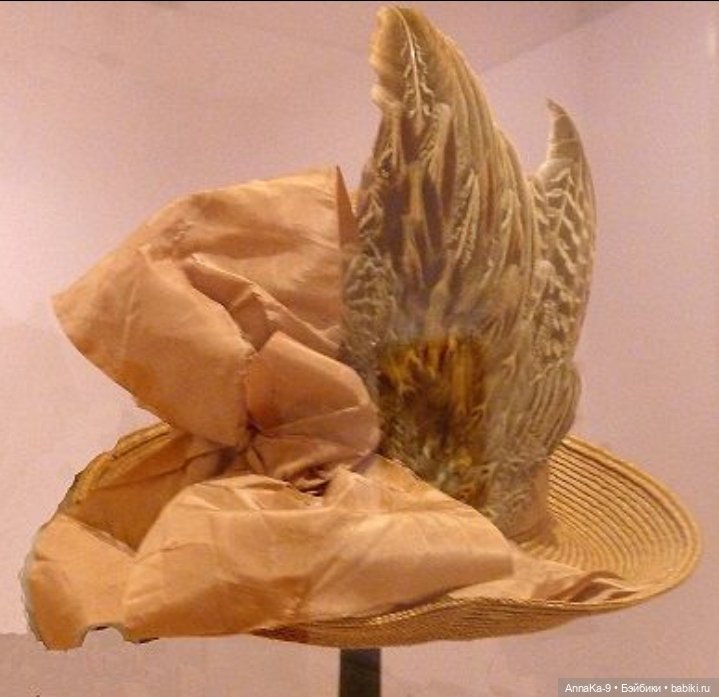 Шляпки и муфты с декором из перьев