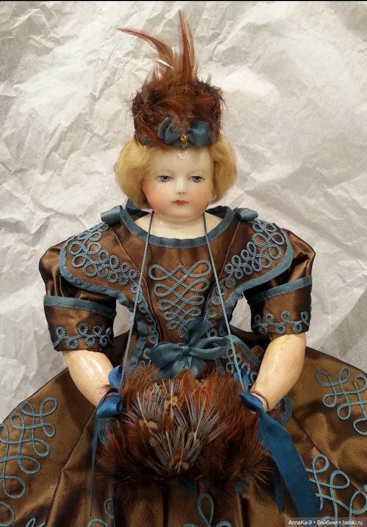 Шляпки и муфты с декором из перьев (фото 10)