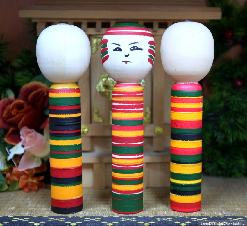 Роспись кокэси на токарном станке на мастер-классе музея "Япония. Куклы, сказки и легенды"