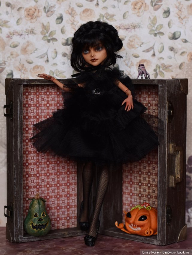 Уэнсдей и Вещь — ООАК Monster High и Ever After High: репейнт