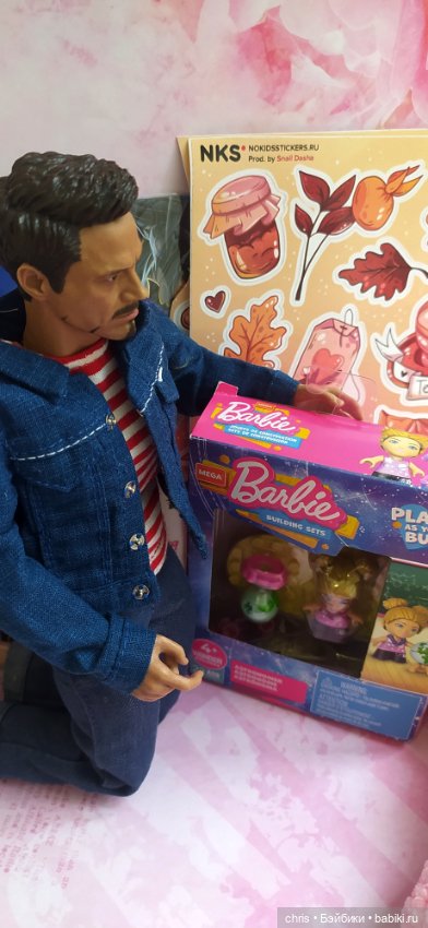 Посылка от подруги - Тони пробует себя в роли распаковщика (фото 5)