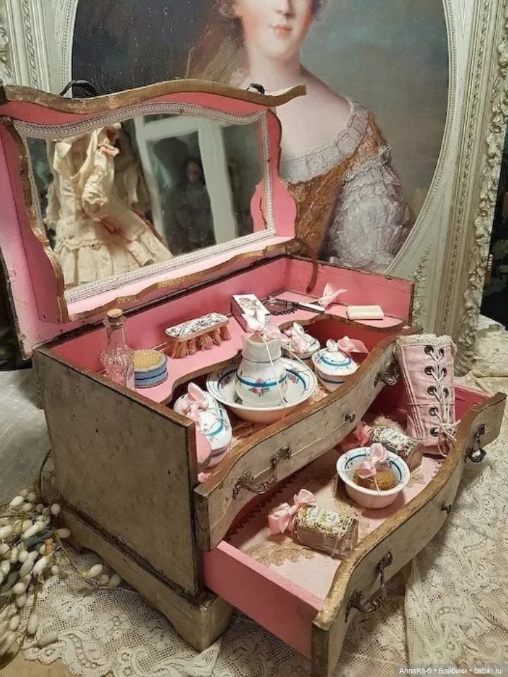 Антикварные туалетные столики для кукол