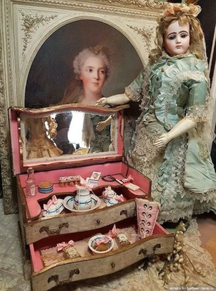 Антикварные туалетные столики для кукол