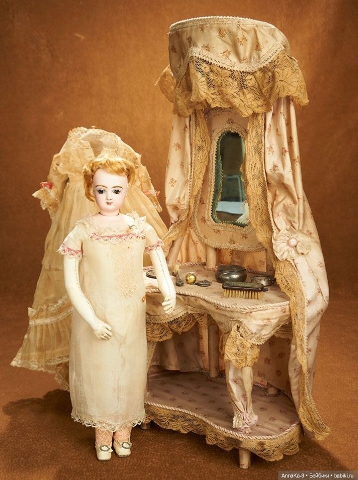 Антикварные туалетные столики для кукол