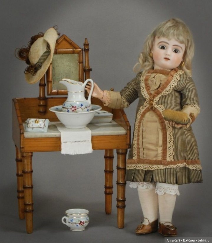 Антикварные туалетные столики для кукол
