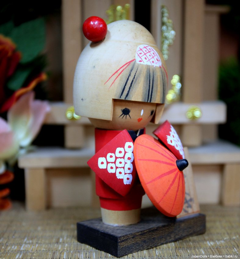 Кокэси с красным зонтиком в музее "Япония. Куклы, сказки и легенды" (фото 4)