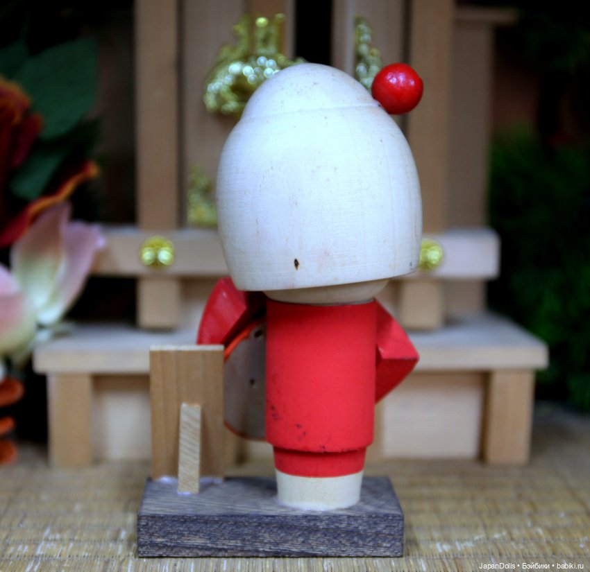 Кокэси с красным зонтиком в музее "Япония. Куклы, сказки и легенды" (фото 5)