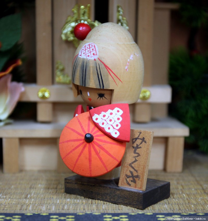 Кокэси с красным зонтиком в музее "Япония. Куклы, сказки и легенды" (фото 6)
