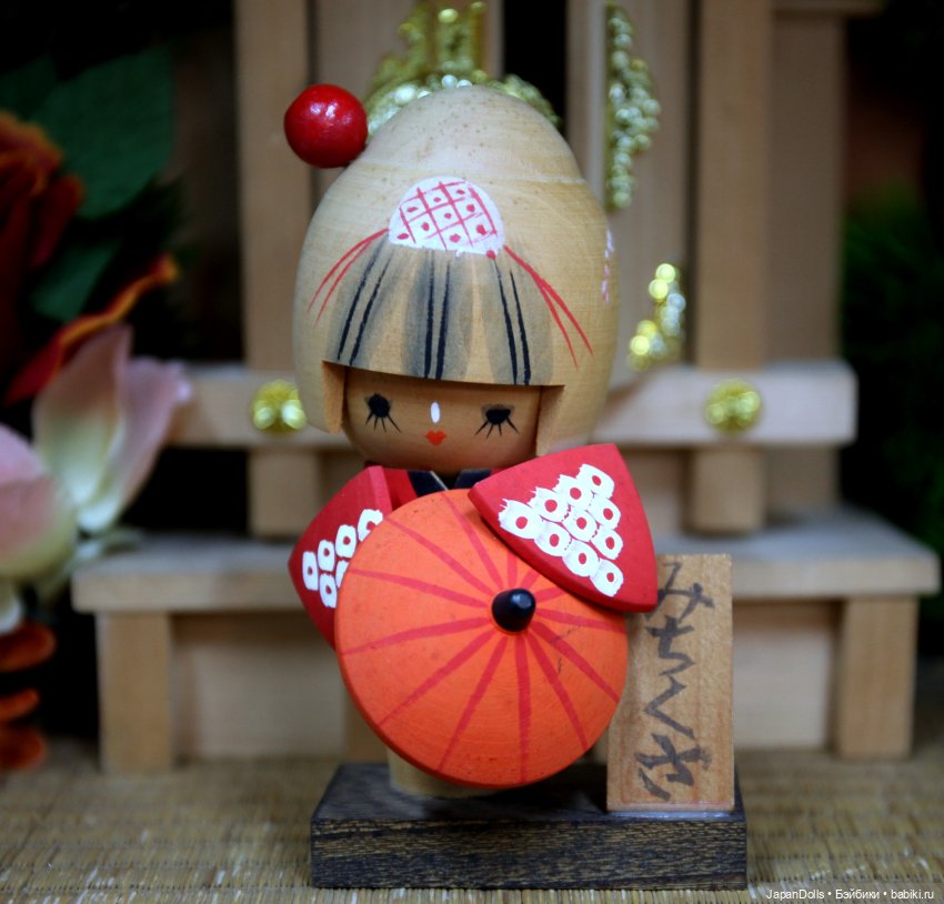 Кокэси с красным зонтиком в музее "Япония. Куклы, сказки и легенды" (фото 2)