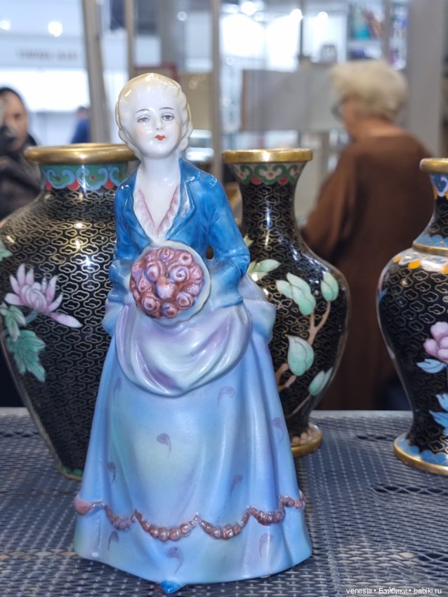 Куклы, фарфоровые статуэтки на Тишинке