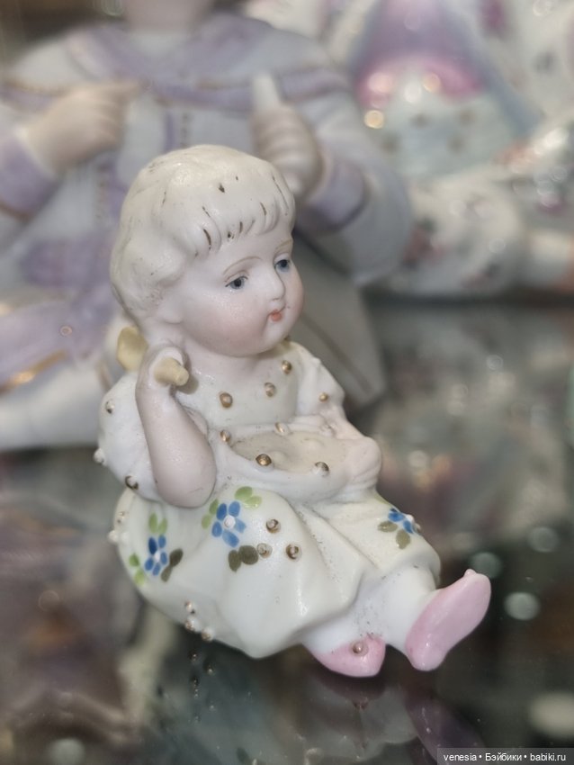 Куклы, фарфоровые статуэтки на Тишинке