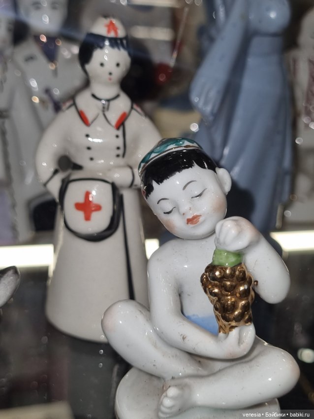 Куклы, фарфоровые статуэтки на Тишинке