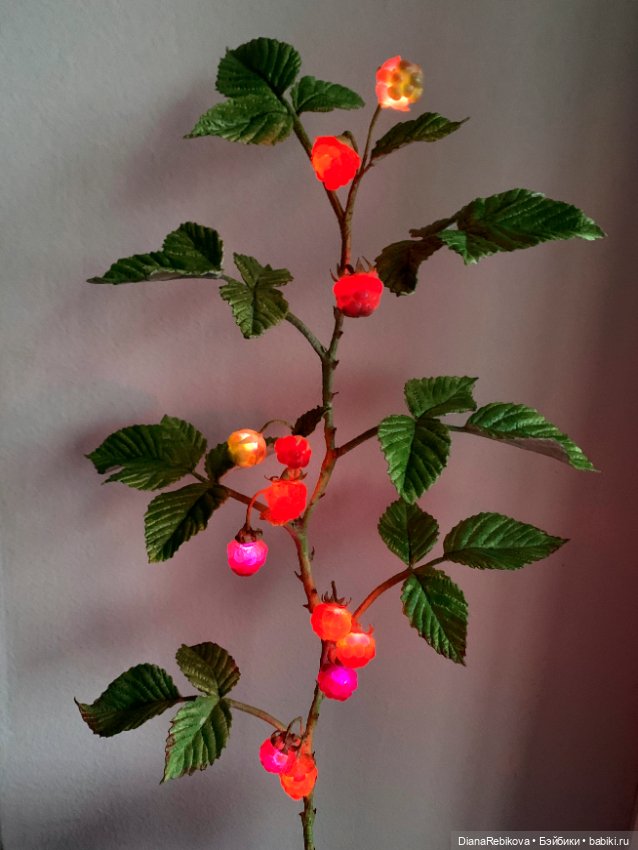Ветка малины со светящимися ягодами (фото 6)