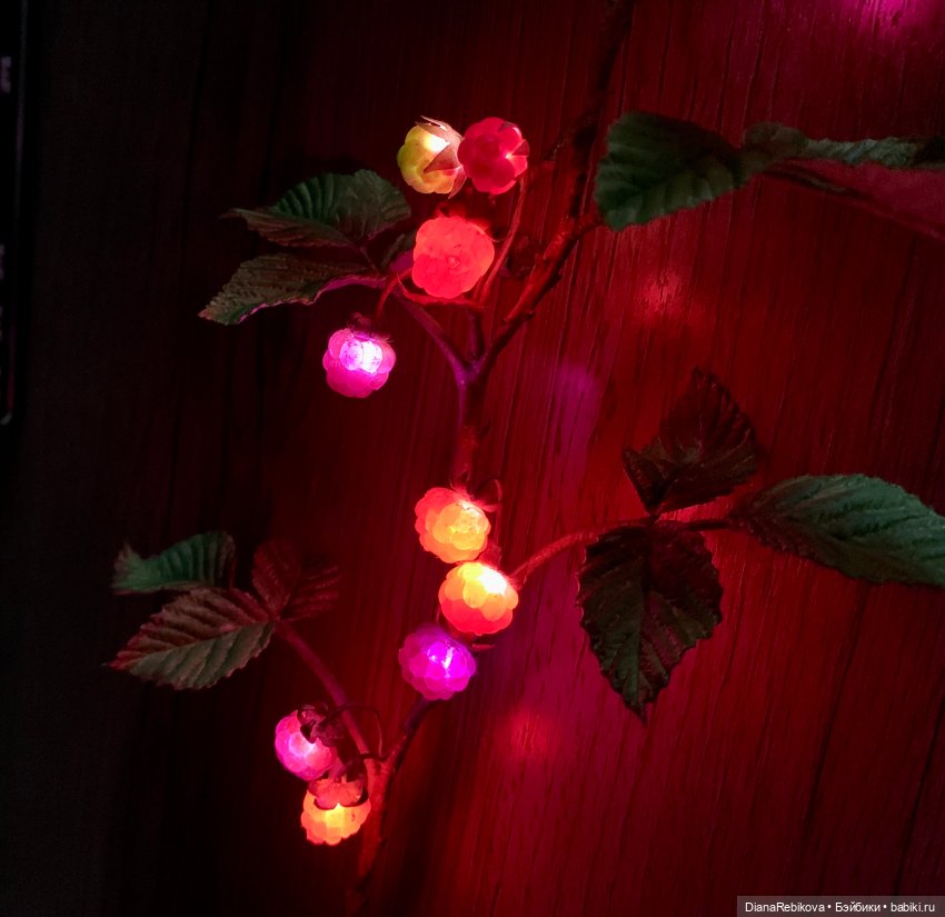 Ветка малины со светящимися ягодами (фото 5)