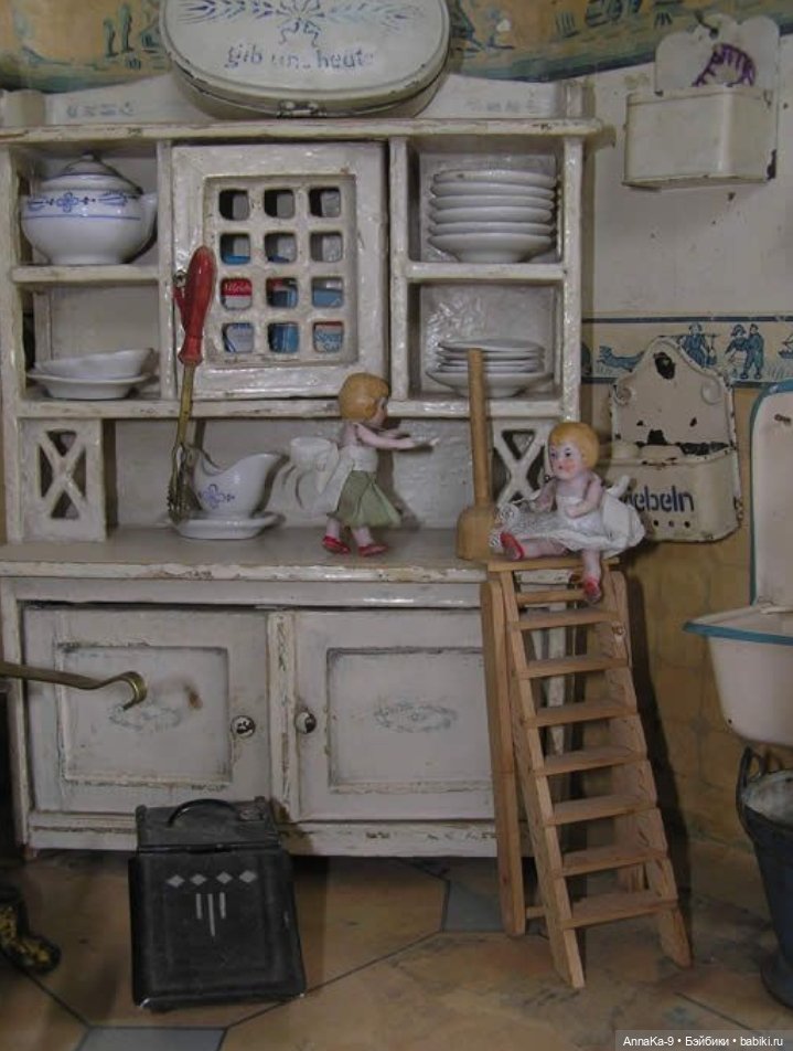 Подборка антикварных белых буфетов для кукол