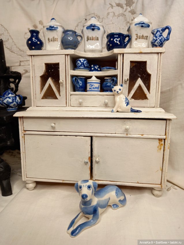 Подборка антикварных белых буфетов для кукол