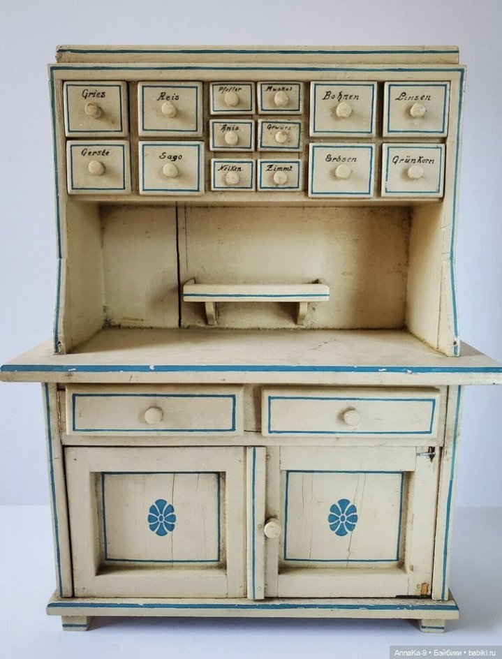 Подборка антикварных белых буфетов для кукол