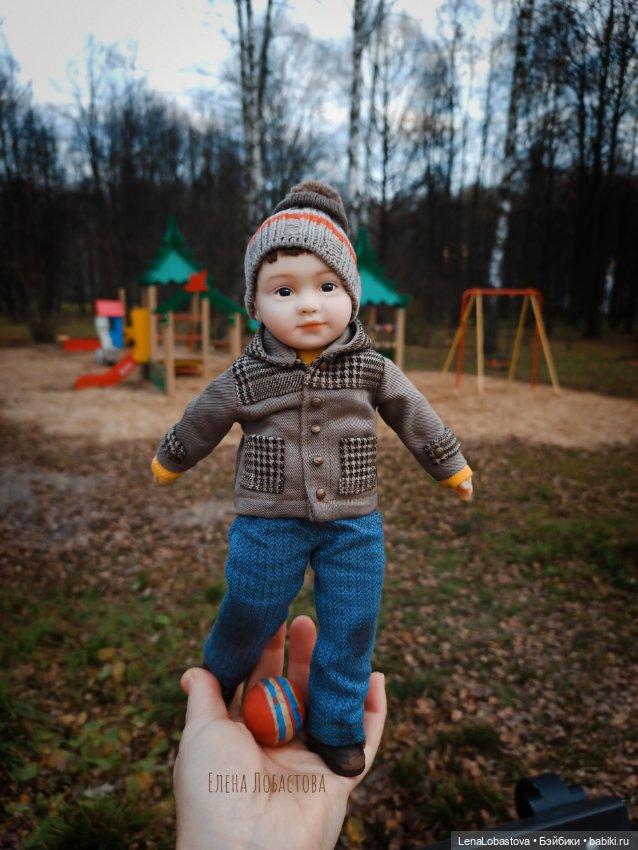 Мальчик с мячом авторская кукла (фото 3)