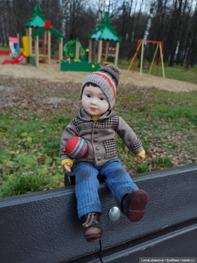 Мальчик с мячом авторская кукла (фото 5)