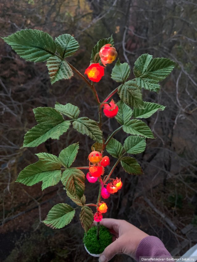 Ветка малины со светящимися ягодами (фото 3)