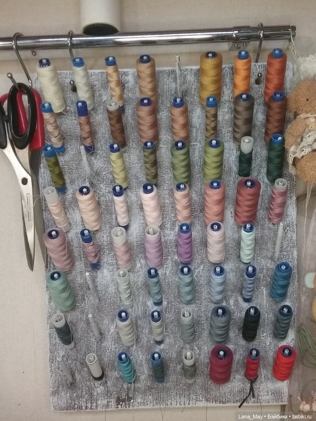 Все катушки - по местам — Хранение кукол и материалов: организация рабочего места