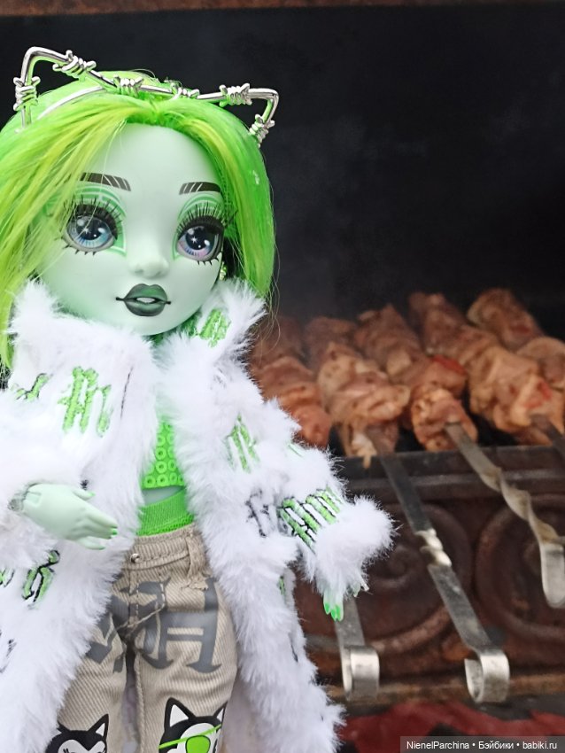 Выгуляли второй аутфит Харли Лаймстоун Кэт