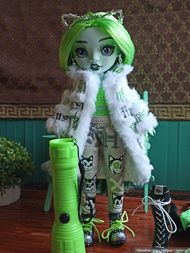 Выгуляли второй аутфит Харли Лаймстоун Кэт