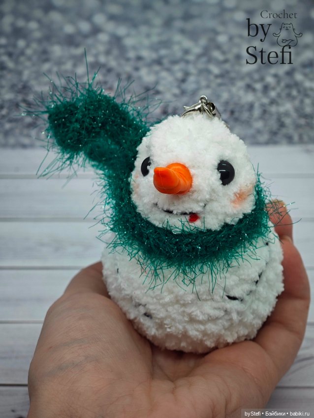 Плюшевый озорной снеговичок