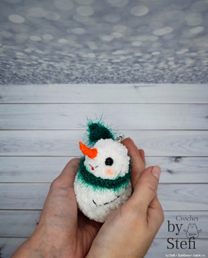 Плюшевый озорной снеговичок