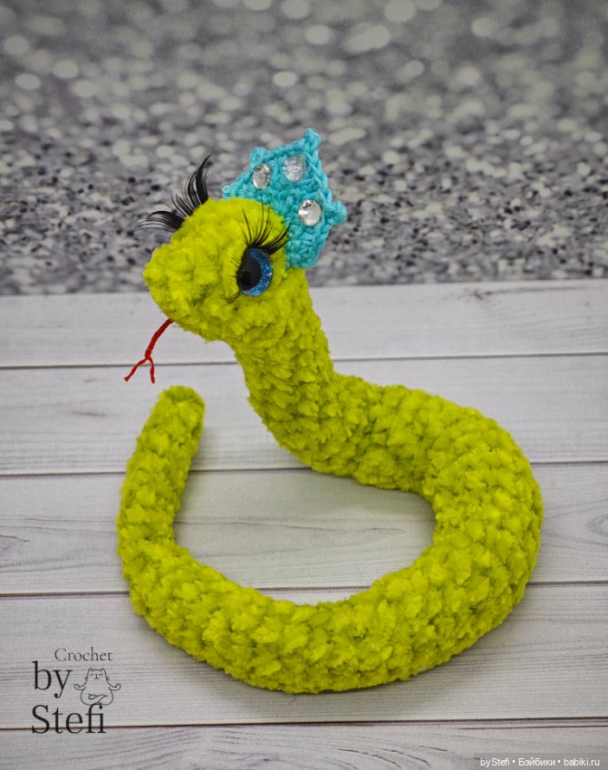 Новогодние змейки — Вязаные игрушки и амигуруми: крючком
