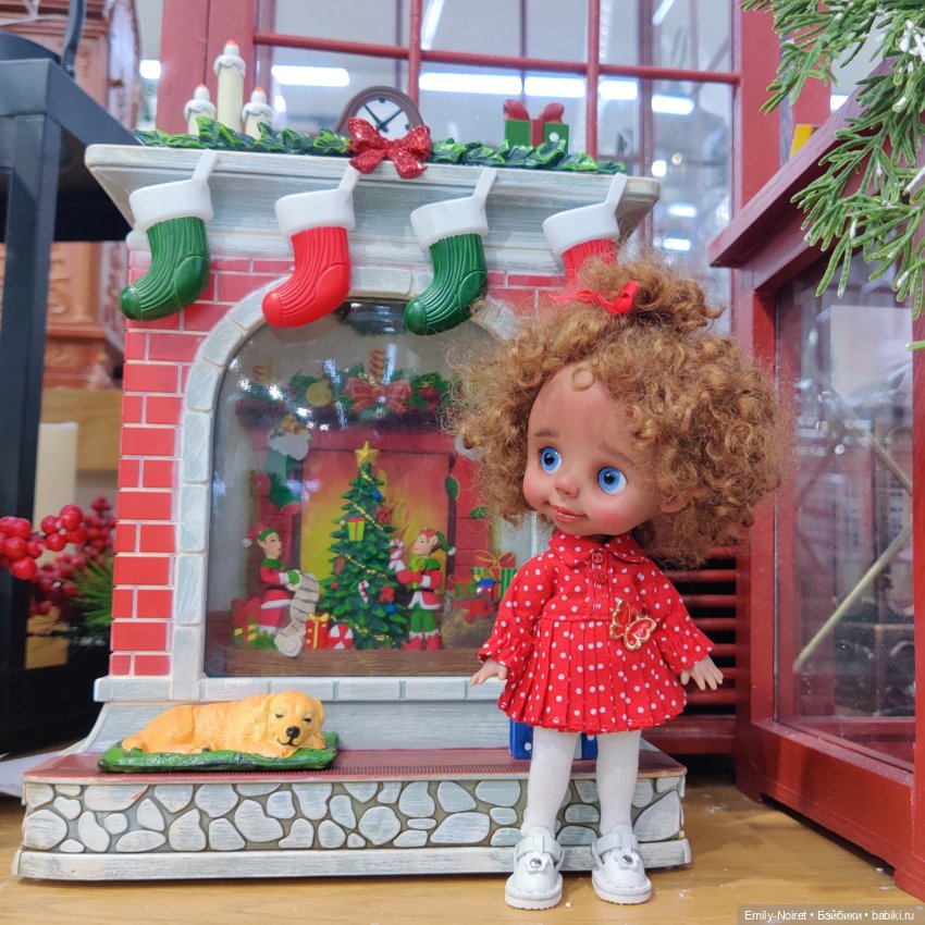 Новогодние игрушки, свечи и хлопушки