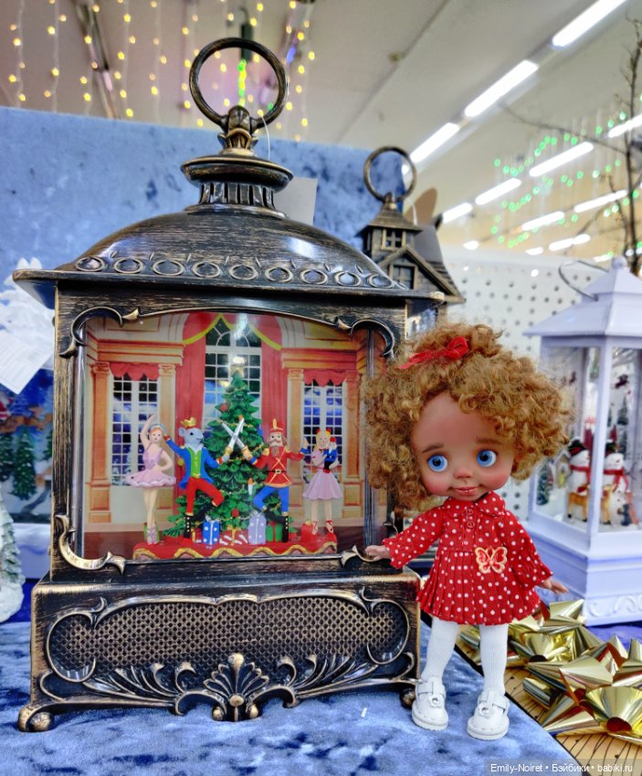 Новогодние игрушки, свечи и хлопушки