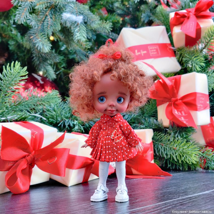 Новогодние игрушки, свечи и хлопушки