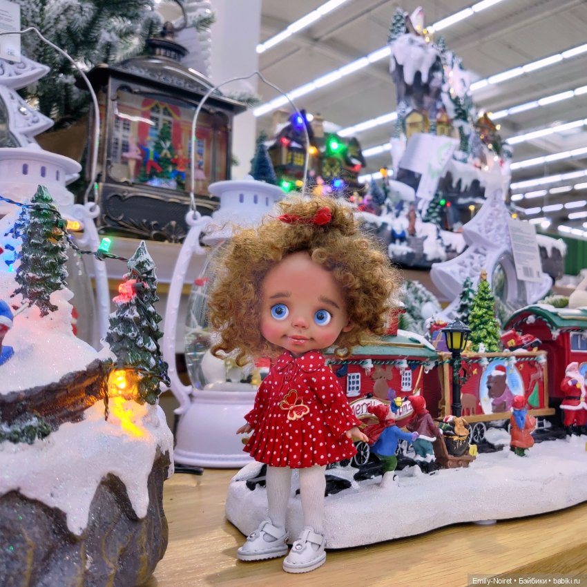 Новогодние игрушки, свечи и хлопушки