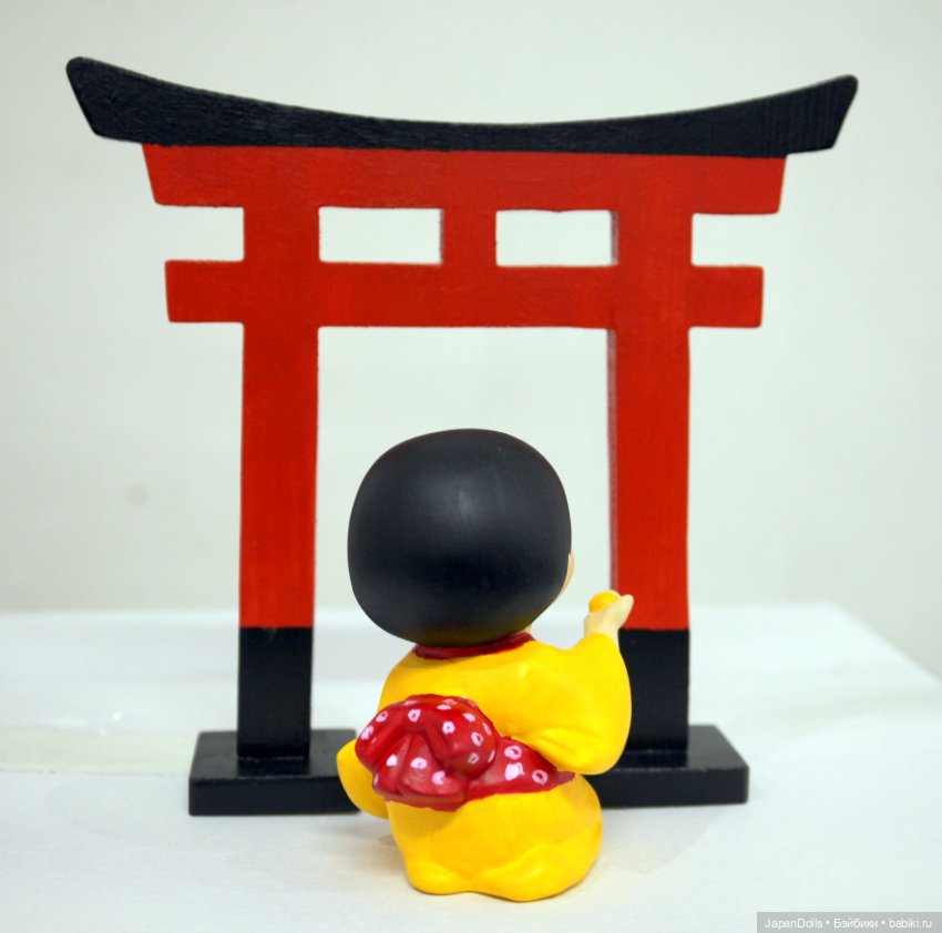 Девочка с мячиком на мастер-классе музея «Япония Куклы, сказки и легенды» (фото 3)