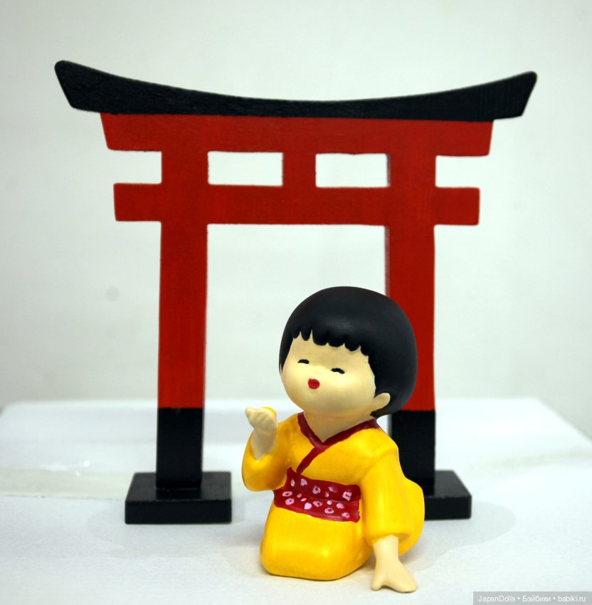 Девочка с мячиком на мастер-классе музея «Япония Куклы, сказки и легенды» (фото 5)