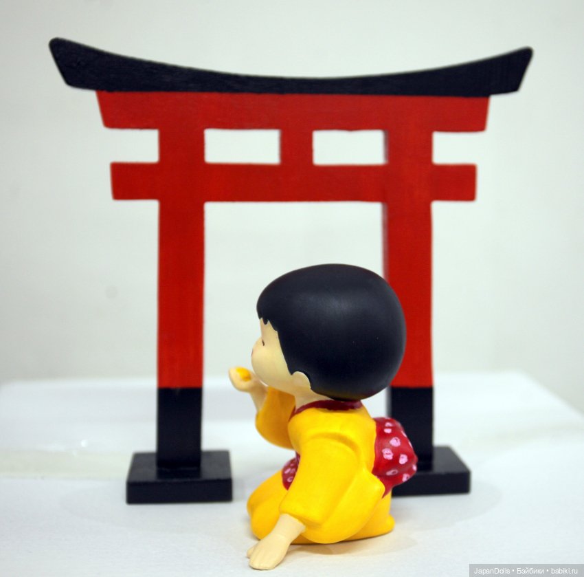 Девочка с мячиком на мастер-классе музея «Япония Куклы, сказки и легенды» (фото 4)