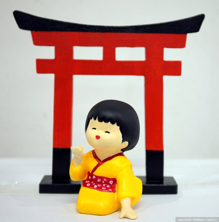 Девочка с мячиком на мастер-классе музея «Япония Куклы, сказки и легенды»