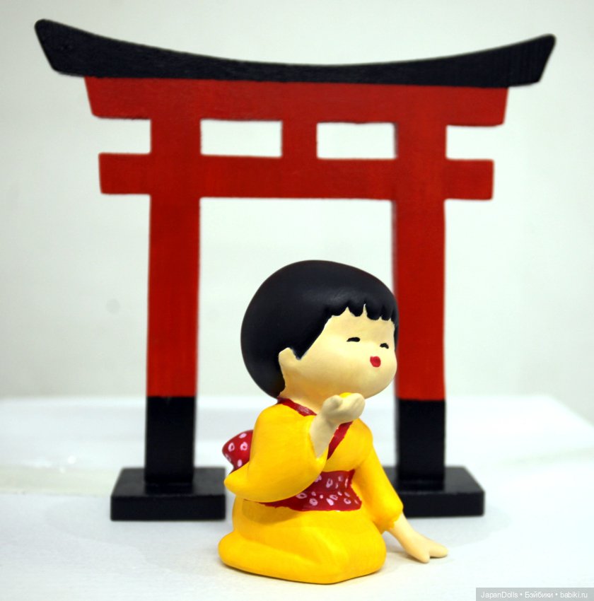 Девочка с мячиком на мастер-классе музея «Япония Куклы, сказки и легенды» (фото 2)