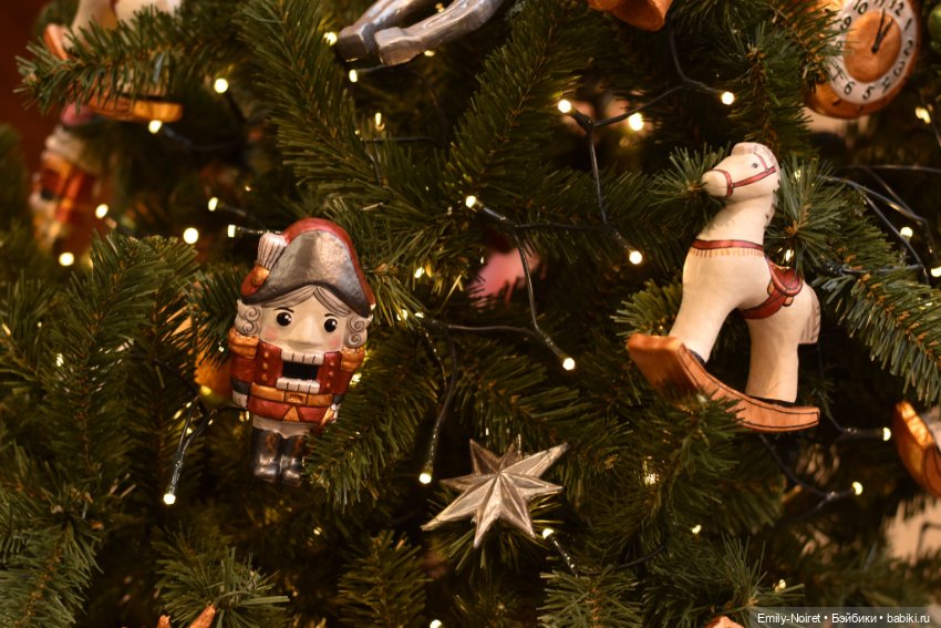 ГУМ - ярмарка и елки — Коллекции игровых кукол (Playline): фото полок