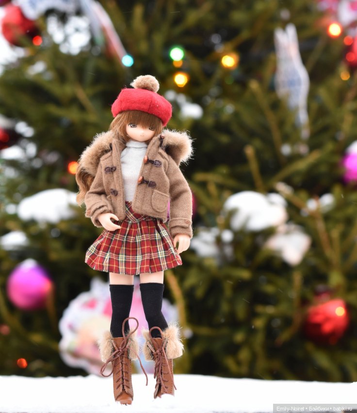 ГУМ - ярмарка и елки — Коллекции игровых кукол (Playline): фото полок (фото 7)