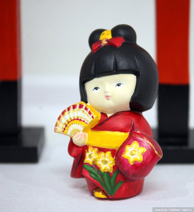 Девочка с веером на мастер-классе музея «Япония. Куклы, сказки и легенды» (фото 2)