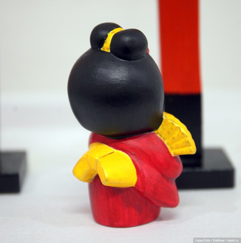 Девочка с веером на мастер-классе музея «Япония. Куклы, сказки и легенды» (фото 4)